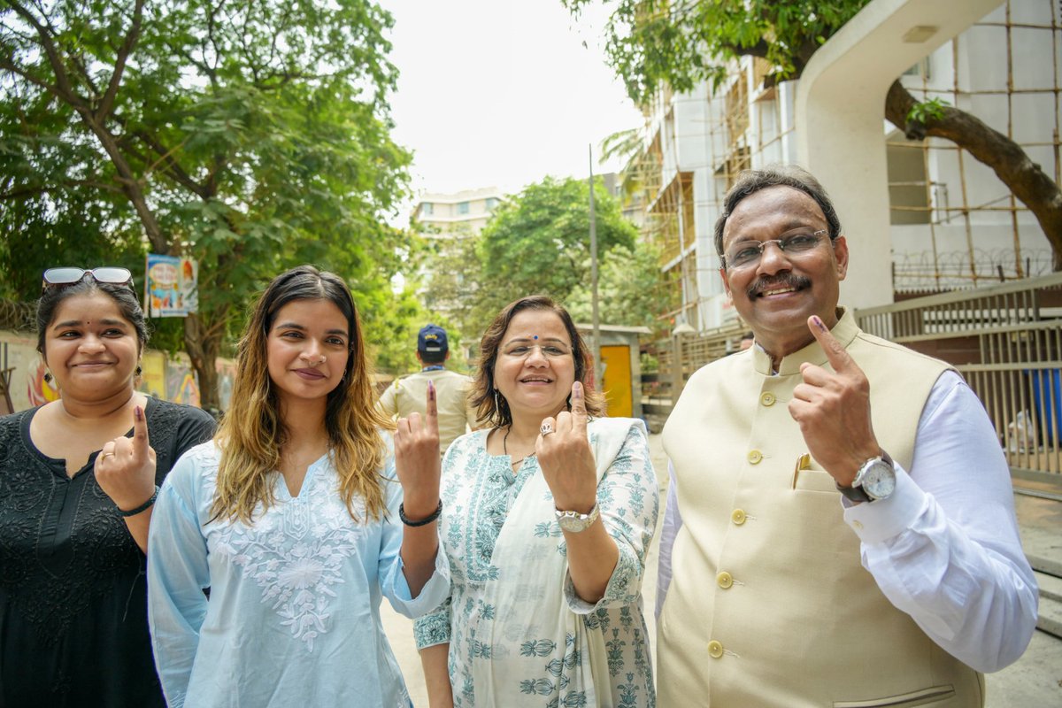 मुंबई के पार्ले में स्थित साठये कॉलेज मतदान केंद्र में सपरिवार मतदान कर देश के महान लोकतंत्र के प्रति अपना कर्तव्य निभाया। आप सभी से भी आग्रह है कि देश की समृद्धि एवं उज्जवल भविष्य के लिए ज्यादा से ज्यादा मतदान करें।