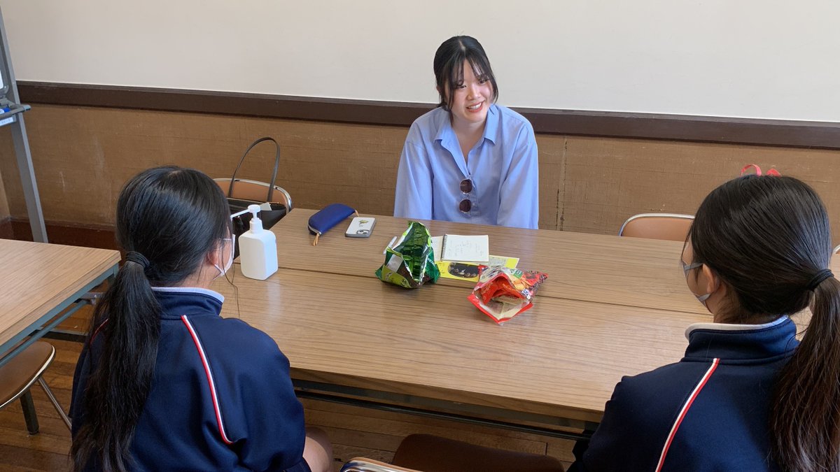 english_kc1948's tweet image. 5/17（金）教職課程履修中の４年生岡崎さんが、トライやるウィークで来学中の甲陵中学生と懇談のひとときを持ちました😍岡崎さんは、自身との共通点もあって中学生の生の声が参考になったそうです👏
#神戸女学院大学英文学科 #神戸女学院大学国際学部 #KobeCollegeSchoolofInternationalStudies #教職