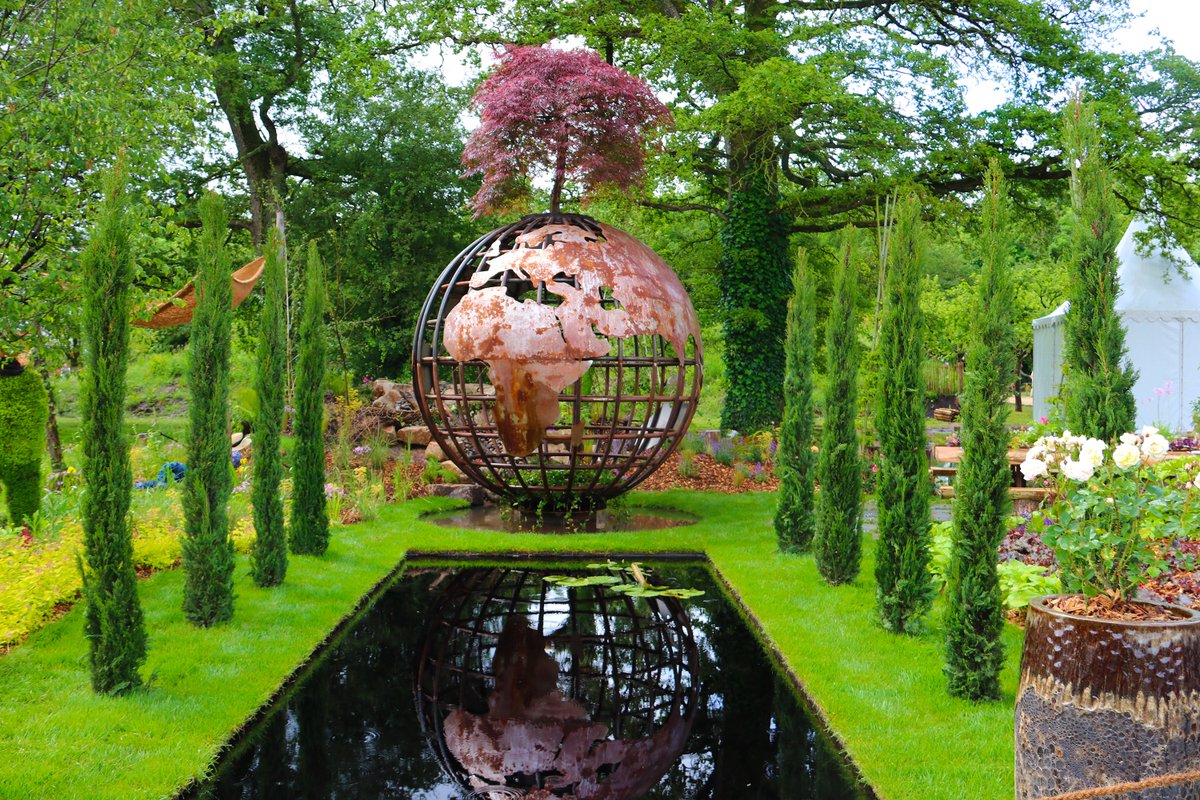 🌸1/5 Zoom photo sur les 5 espaces des Floralies au Domaine de la Chabotterie 💦Les Jeux d’eau : un espace frais et revigorant mettant en lumière les plantes de milieux humides et aquatiques. Baladez-vous entre les plages tropicales, l'aqueduc et une mystérieuse bibliothèque...