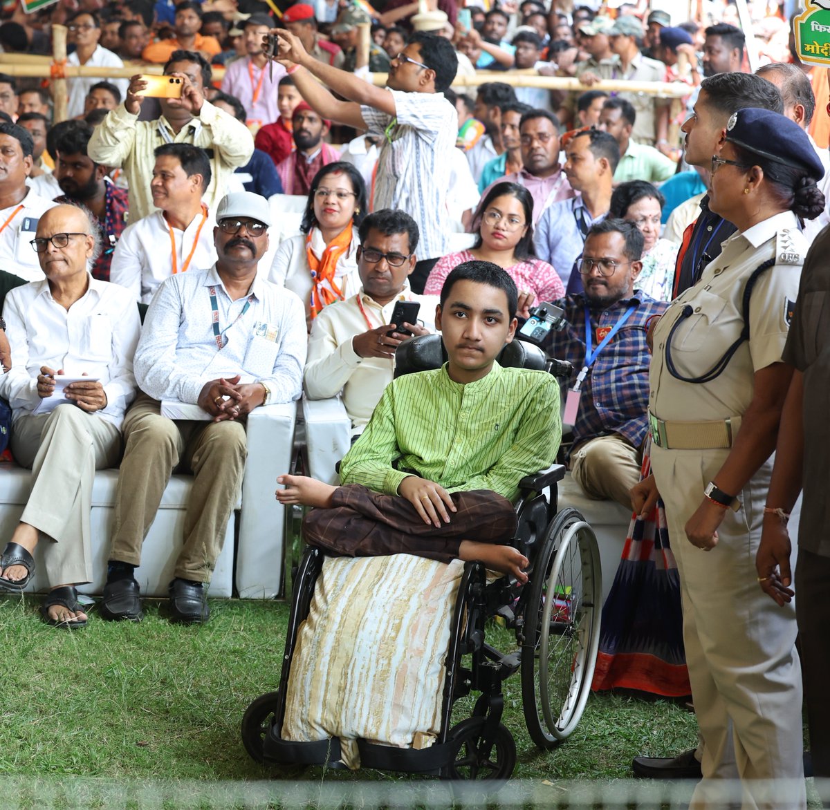 It’s very satisfying to see people from all walks of life come to bless me at the rallies across India. At Dhenkanal, one of the attendees was young Anshuman Mohapatra from Angul. Despite his health challenges and the scorching heat, he came to the rally. This affection is