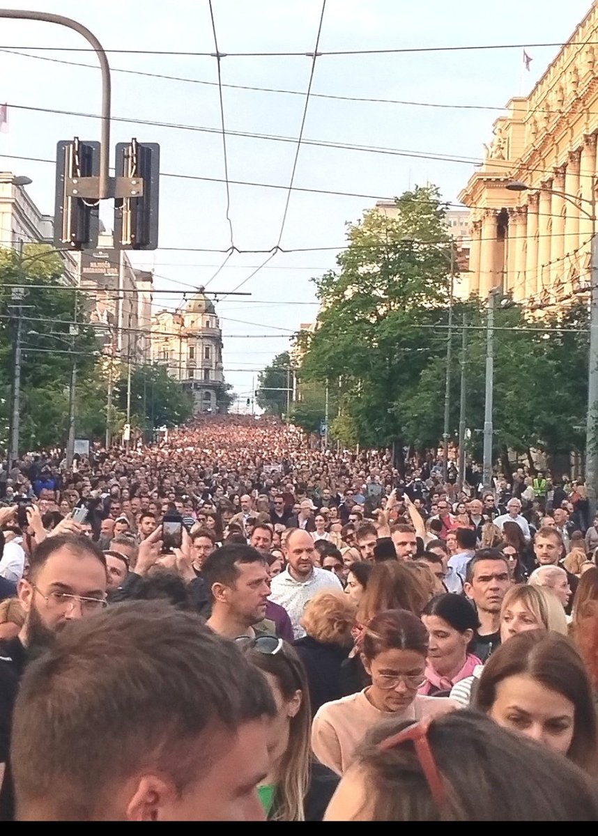 Lane,na današnji dan.
Bila je dovoljna samo jedna izjava,nalogodavca.
-Nije vreme za proteste.-
Sutradan je počelo spuštanje tenzija,zahtev o ostavci vlade,promenio se u zahtev o zabrani Zadruge.
Krivica,prešla sa vlasti na Pink
Spavate li mirno,Dragane,Pavle,Marinika,Dabrice?