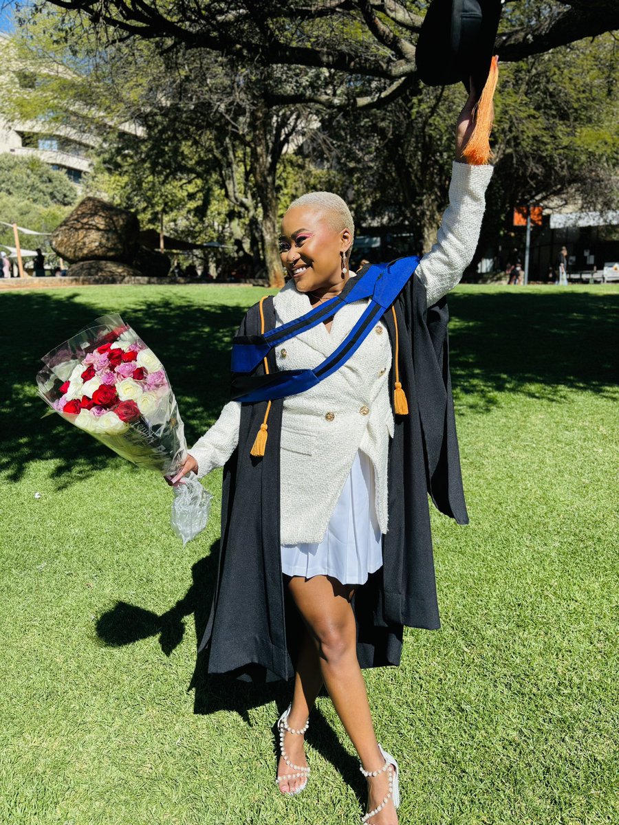 kimiimpossible's tweet photo. Had to do it twice 🥹, it just got 2 degrees hotter 🔥👩🏾‍🎓 https://t.co/VgkRE2rLw2