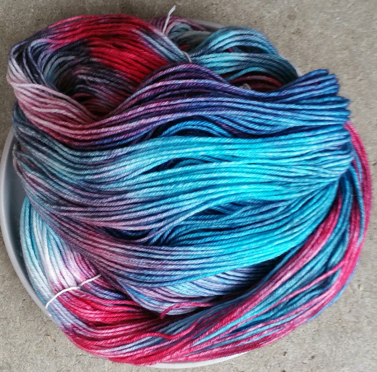 kb2bkb's tweet image. This turquoise colour was a bit tricky to start with, now I have my confidence with it and could not resist making this variegated skein of sock yarn.
ebay.com.au/itm/3354010205…

#yarn #knitting #handdyed