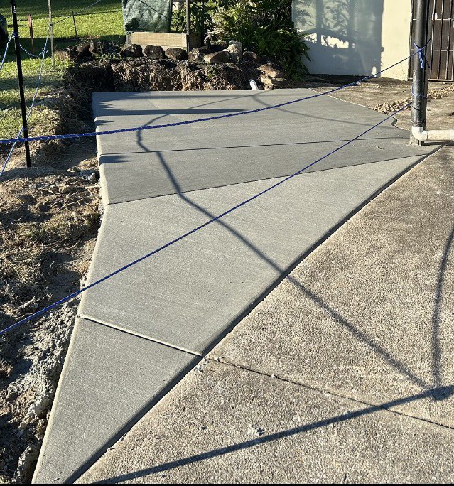 The driveway extension is in! 🙌 Now I have a monumental mess to clean up (big piles of dirt, and concrete and bricks to bust up to use as free drainage gravel) and a bunch more retaining walls to build. 😵 Time to start selling for USD in #Upland again, so bargains coming up!