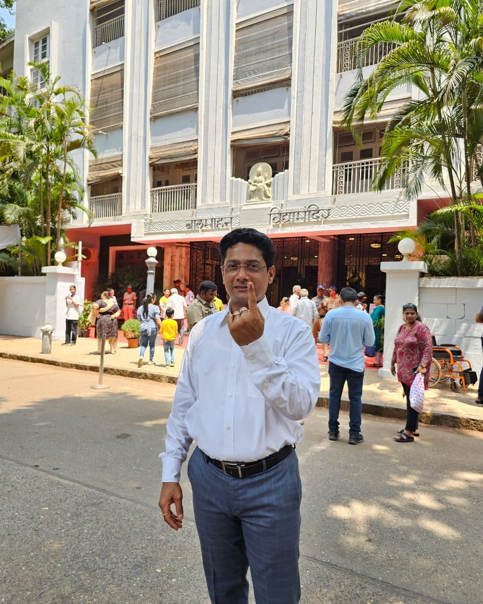 YKilledar's tweet photo. देशाच्या उज्वल भविष्यासाठी आणि लोकशाहीचा अधिकार अजून बळकट करण्यासाठी मी मत दिलं.... आणि तुम्ही? 

#VoteForIndia #LoksabhaElections #India #Parliament #Inked #VoteDone https://t.co/3wIqWHtF5w