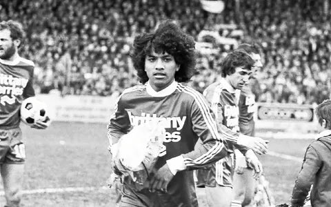 MartijnSchwill's tweet photo. Stade de Brest kwalificeerde zich zondagavond voor de Champions League. Welke Nederlander maakte tussen 1978 en 1981 furore bij de Franse club en groeide er uit tot publiekslieveling? #voetbalquiz

(Zonder op te zoeken 🔦 en Cuijkenaren zijn uitgesloten van deelname 😉.) https://t.co/JDBDqyjwwp
