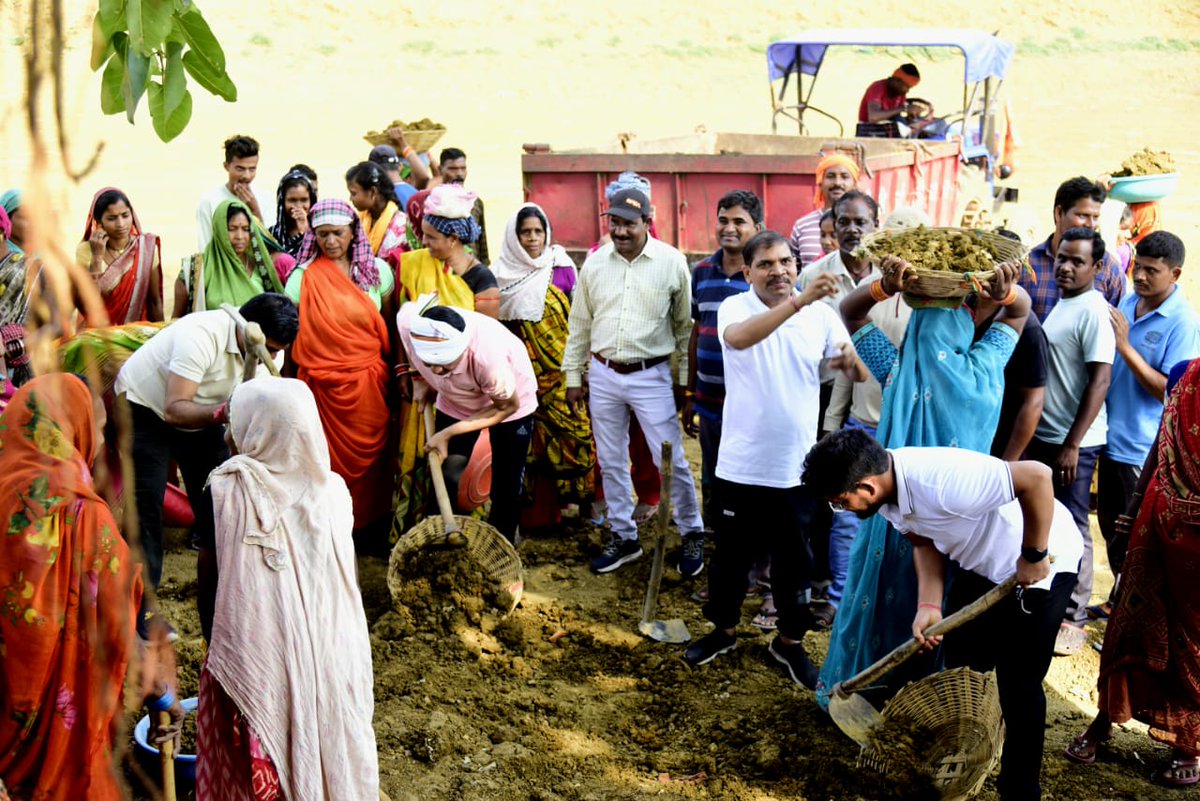 जनभागीदारी से जिले में शुरु हुआ तालाबों का गहरीकरण अभियान। प्रथम चरण में आज 40 तालाबों में शुरू हुआ काम। ऐतिहासिक नगरी रतनपुर के रानी तालाब से हुई शुरुआत। कलेक्टर अवनीश शरण की अपील पर अभियान में बड़ी संख्या में जुड़ रहे लोग। @AwanishSharan #तालाबगहरीकरण #बिलासपुर