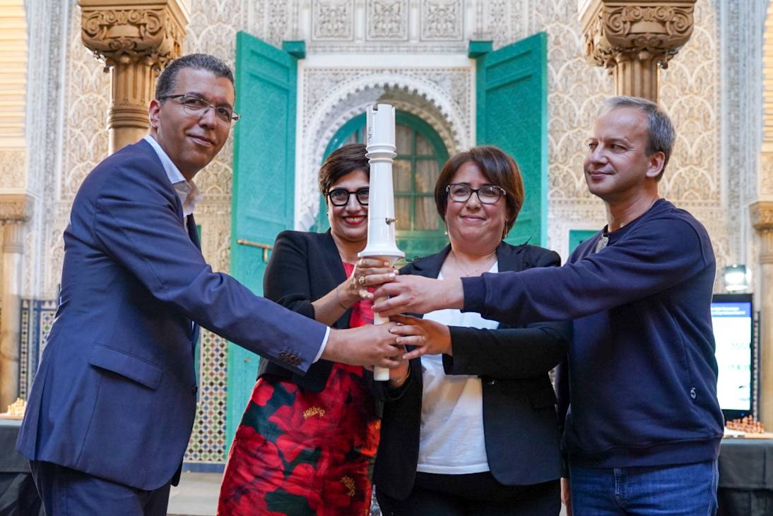 The FIDE President gifted a #FIDE100 torch to the organizers of the Casablanca Chess tournament 🎊 In the photo, we have Tarik Senhaji @SENHAJITarikBdC, the CEO of Casablanca Stock Exchange @BoursedeCasa; Kadiri Bouchra, the President of the Provisional Committee; Loubna