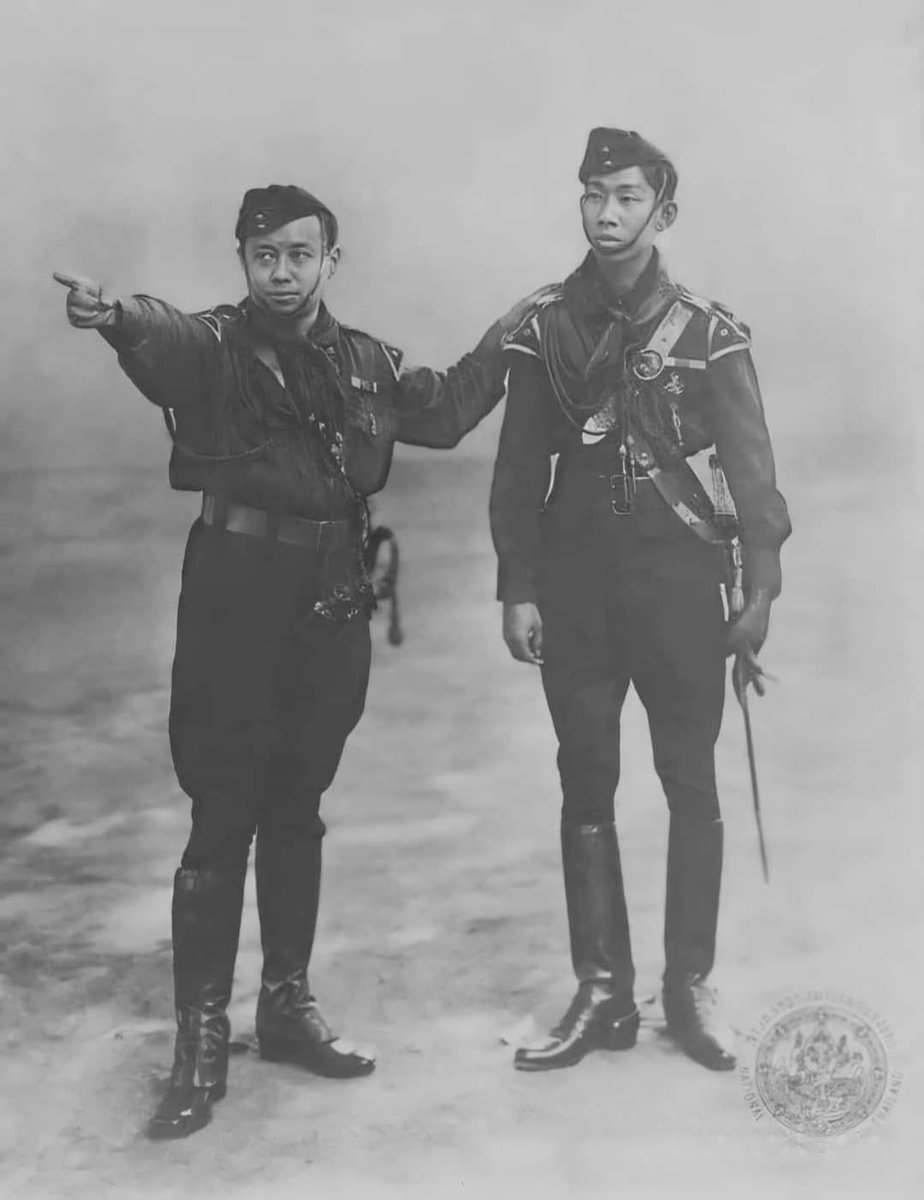 somsakjeam's tweet photo. ร.6 กับเจ้าพระยารามราฆพ
ร.6เป็นเกย์ ใครๆก็รู้ เจ้าพระยารามราฆพก็เป็นเกย์และเป็นคนที่ ร.6 สนิทที่สุด ในภาพทรงแต่งตัวเป็นเสือป่าคู่กัน ทำท่าทำทางชี้โน่นชี้นี่ ร.6 ไม่ค่อยทำอะไร เอาแต่เล่นไปวันๆ (รวมทั้งสร้าง "ดุสิตธานี"ไว้เล่นสนุกๆ) ผลคือเงินทองร่อยหรอลงไปเยอะ
(1/2) https://t.co/bMupSL2sRC