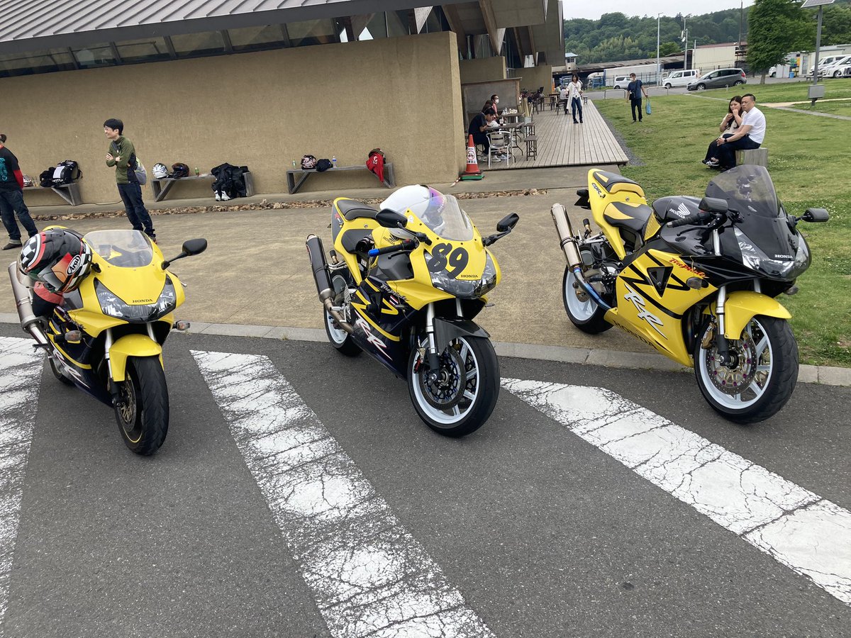 SC50FireBlade's tweet photo. 昨日ですが栃木県道の駅ましこにてミーティングに参加させて頂きました😊
天候には恵まれませんでしたが皆さんとお会いできてバイクも見れて本当楽しい時間を過ごせました🏍️💨
是非次回は東北での開催お願いしますね〜😂😂
#CBR954RR #CBR1000RR #SC50 #SC57
#FireBlade #道の駅ましこ https://t.co/lIYc8h3QTI