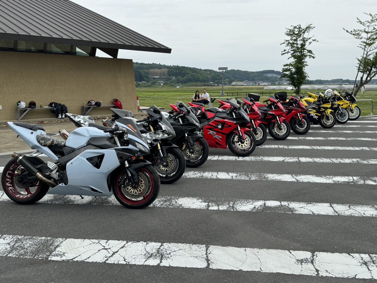 SC50FireBlade's tweet photo. 昨日ですが栃木県道の駅ましこにてミーティングに参加させて頂きました😊
天候には恵まれませんでしたが皆さんとお会いできてバイクも見れて本当楽しい時間を過ごせました🏍️💨
是非次回は東北での開催お願いしますね〜😂😂
#CBR954RR #CBR1000RR #SC50 #SC57
#FireBlade #道の駅ましこ https://t.co/lIYc8h3QTI
