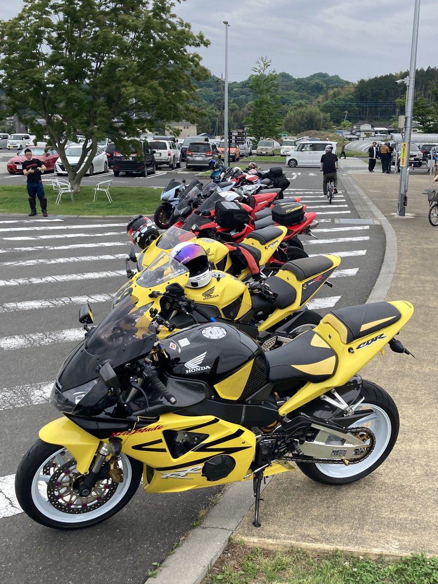 SC50FireBlade's tweet photo. 昨日ですが栃木県道の駅ましこにてミーティングに参加させて頂きました😊
天候には恵まれませんでしたが皆さんとお会いできてバイクも見れて本当楽しい時間を過ごせました🏍️💨
是非次回は東北での開催お願いしますね〜😂😂
#CBR954RR #CBR1000RR #SC50 #SC57
#FireBlade #道の駅ましこ https://t.co/lIYc8h3QTI