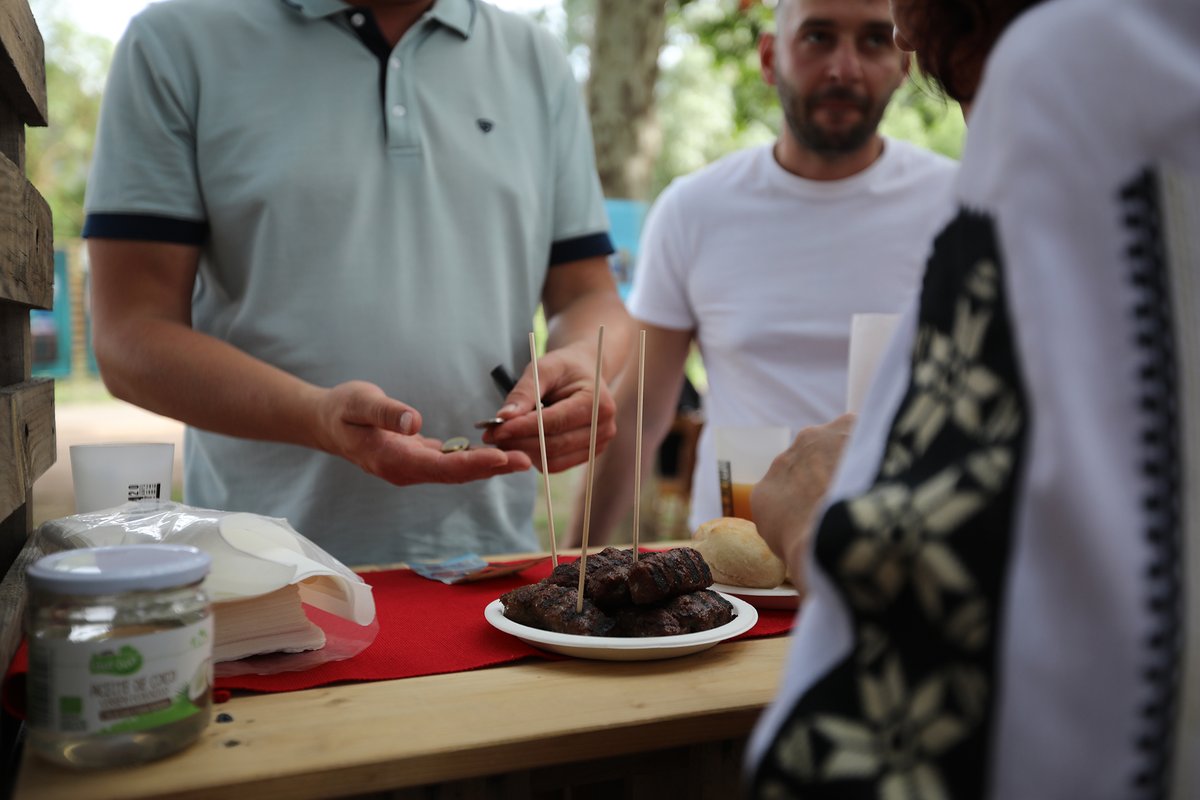 festadelriu's tweet photo. A la #FestadelRiu trobaràs productes i begudes de proximitat amb MengemBages, Forn Coma, Hoppit, l'associació de dones marroquines Al Noor i l'Associació de Colombians en el Bages

🗓️25 de maig de 17 a 21h
📍Parc Josep Vidal

#FestadelRiu2024 #ESS #ESSBages https://t.co/lIjDi0KEe0