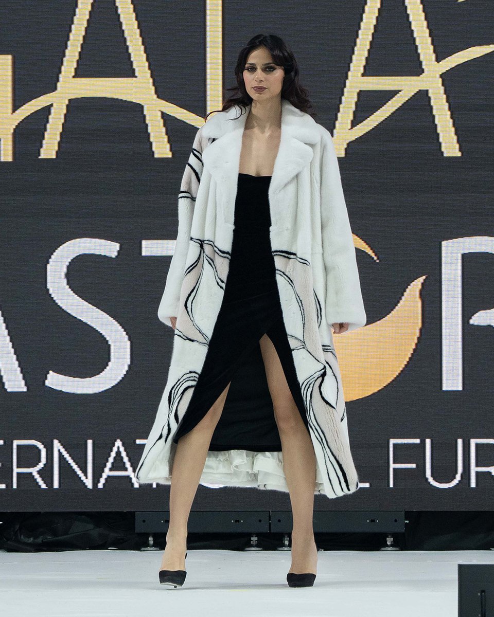 kastoriafurfair's tweet photo. #LuxorFurs presented AW24 collection at the 49th KIFF’s Fashion Gala Show
#kastoriafurfair #kiff #fur #furfashion #ott #qotd #ootd #ootn #fashionweek #womenswear #fashion #showtime #runwaymodel #catwalkmodel #lynx #mink #catwalk #models #galashow #runway #fashiongala #galashow https://t.co/4creXbpWaP