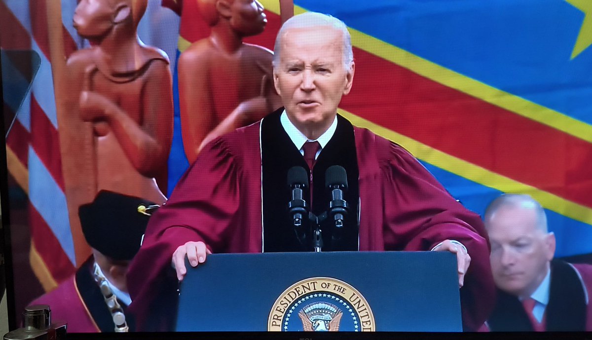 JPCongolais's tweet photo. Hier aux États-Unis, pendant que le Président Joe Biden tenait son discours à l’université Morehouse d'Atlanta, un professeur a brandi le drapeau de la RDC pour dénoncer le génocide et l’hypocrisie de la communauté internationale. Un geste largement commenté par la presse américaine.

La protestation pacifique des membres de cette université concernant le génocide au Congo et la question palestinienne lors du discours de Biden a été largement relayée par les médias américains. Cela s'est produit en pleine année électorale dans un État clé, devant un bloc électoral clé – Morehouse est l'une des universités historiquement noires les plus célèbres du pays – et après de nombreuses critiques sur la façon dont il serait reçu. Cela a également offert une occasion à certains médias d'expliquer ce qui se passe dans l'Est de la RDC aux téléspectateurs américains.