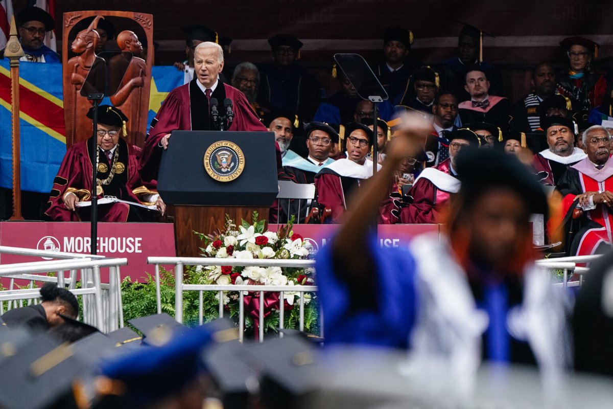 JPCongolais's tweet photo. Hier aux États-Unis, pendant que le Président Joe Biden tenait son discours à l’université Morehouse d'Atlanta, un professeur a brandi le drapeau de la RDC pour dénoncer le génocide et l’hypocrisie de la communauté internationale. Un geste largement commenté par la presse américaine.

La protestation pacifique des membres de cette université concernant le génocide au Congo et la question palestinienne lors du discours de Biden a été largement relayée par les médias américains. Cela s'est produit en pleine année électorale dans un État clé, devant un bloc électoral clé – Morehouse est l'une des universités historiquement noires les plus célèbres du pays – et après de nombreuses critiques sur la façon dont il serait reçu. Cela a également offert une occasion à certains médias d'expliquer ce qui se passe dans l'Est de la RDC aux téléspectateurs américains.