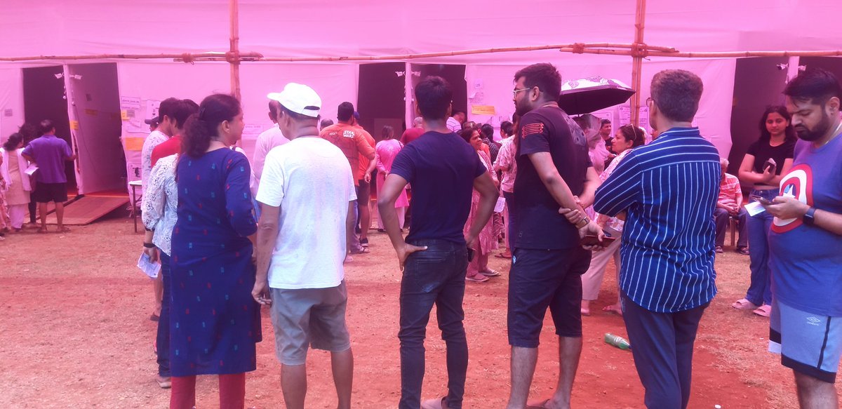 Arunangsu's tweet photo. Booth no 129 is the slowest rate of casting vote at #Lokhandwalaground in #KandivaliEast, #Mumbai. Inefficiency of the Polling officials making people stand for at least two hours. @ECISVEEP @Mumbaikhabar9 @THMumbai @IndianExpress @TOIMumbai https://t.co/MWGxIgTbf0