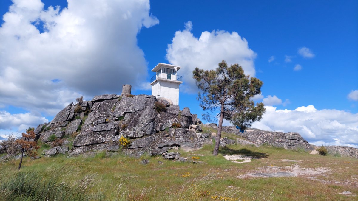 ct2iww's tweet photo. Back to Summits on the Air activations, this time in Trás Os Montes province, for good measure. 28 contacts, despite dismal HF propagation conditions.
#sota #qrp #summitsontheair #amateurradio https://t.co/Q9YLKkJ3Bf