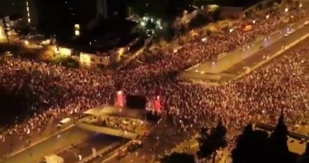 Migliaia di manifestanti in marcia a Tel Aviv contro il genocidio di Netanyahu.
Poiché a TeleMeloni ne parleranno nel duemilamai, agevolo una foto.

#TelAviv #israele #Meloni_è_poca_cosa #Palestina #20maggio #NetanyahuWarCriminal #Governogenocida