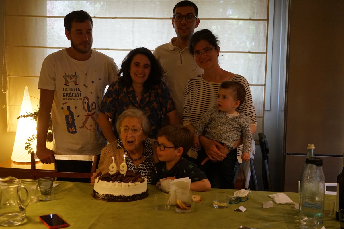 GabrielJubete's tweet photo. 99 anys de la mare. 
Final de festa amb un gran pastís selva negra.
Quin goig de família! https://t.co/43S4GSnU1S