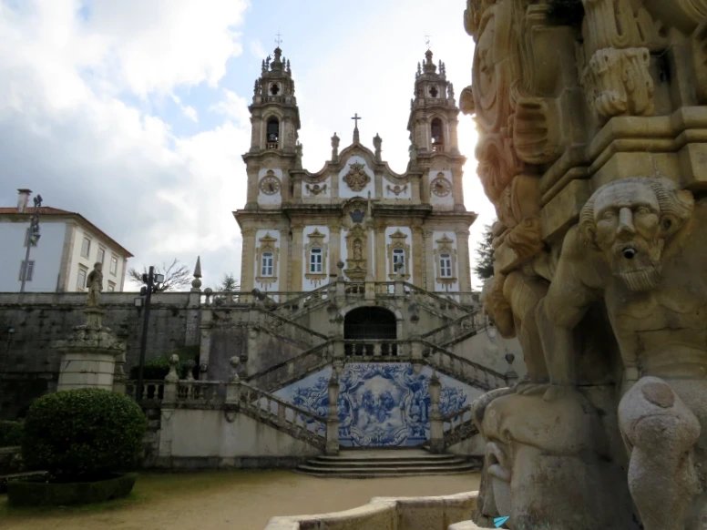 🇵🇹 Lamego es una preciosa ciudad del norte de Portugal. ¿Te atreves a subir los 686 escalones del Santuario de Nossa Senhora dos Remédios? Aunque parezcan muchos merece la pena. Visita su castillo, la catedral o la cisterna más grande de Portugal. curiositravel.com/que-ver-en-lam…