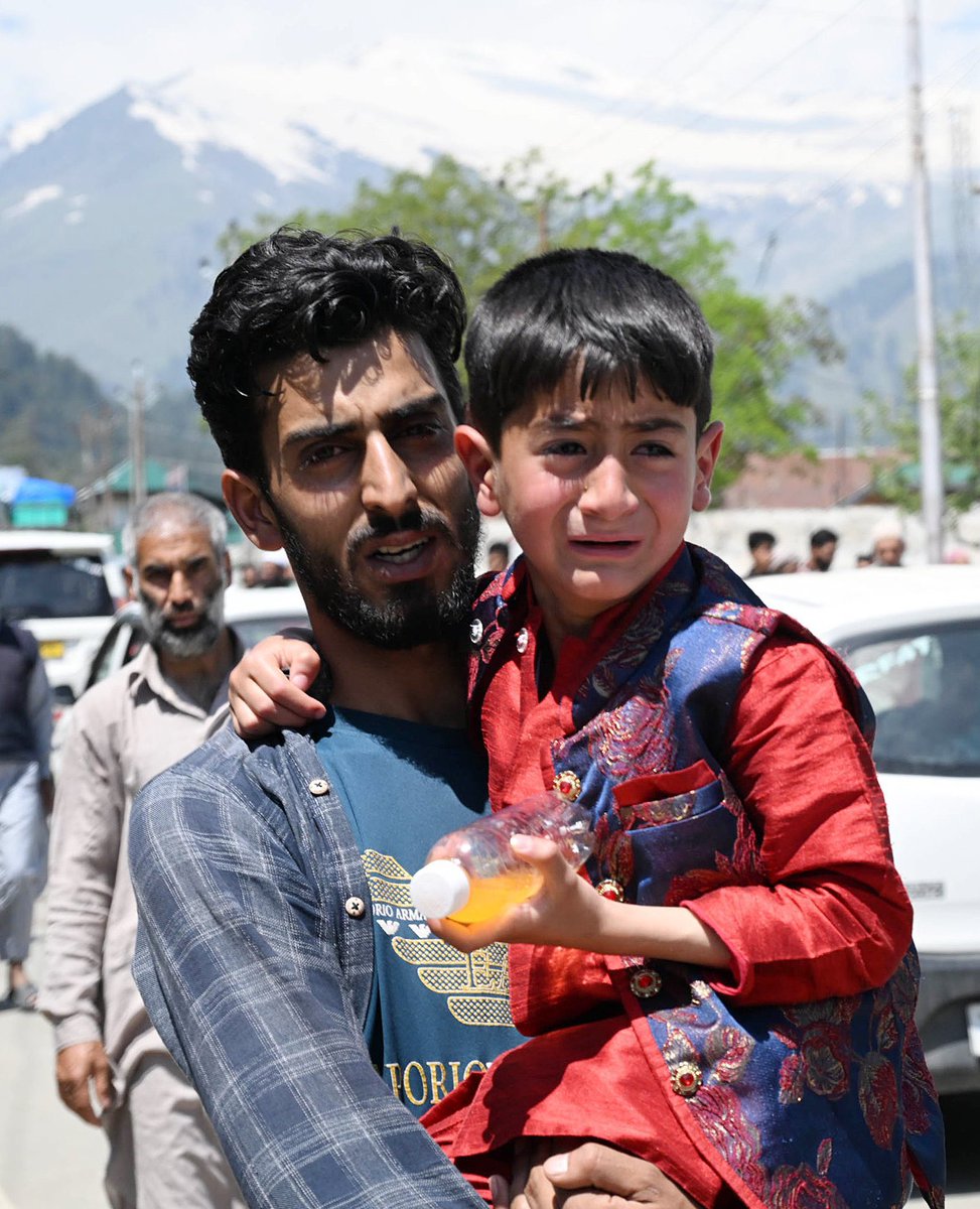 Son of former Sarpanch Aijaz Ahmad Sheikh, who was shot dead by terrórists at Heerapora, Shopian Pákistan-sponsored terrórism continues to devastate Kashmir, leaving another child fatherless. This cycle of terrór must end for once and all! #risingkashmir