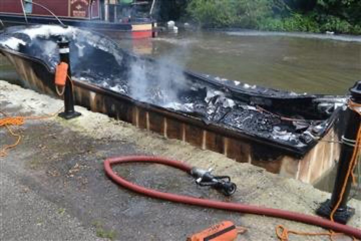 CongletonFS's tweet image. Boat fires on our inland waters is relatively low but they can happen.
Please refer to the links and follow some simple advice and you can ensure your boating activities are a safe and enjoyable.
orlo.uk/CncEu
orlo.uk/aEqMv
#BoatSafetyWeek #Boating