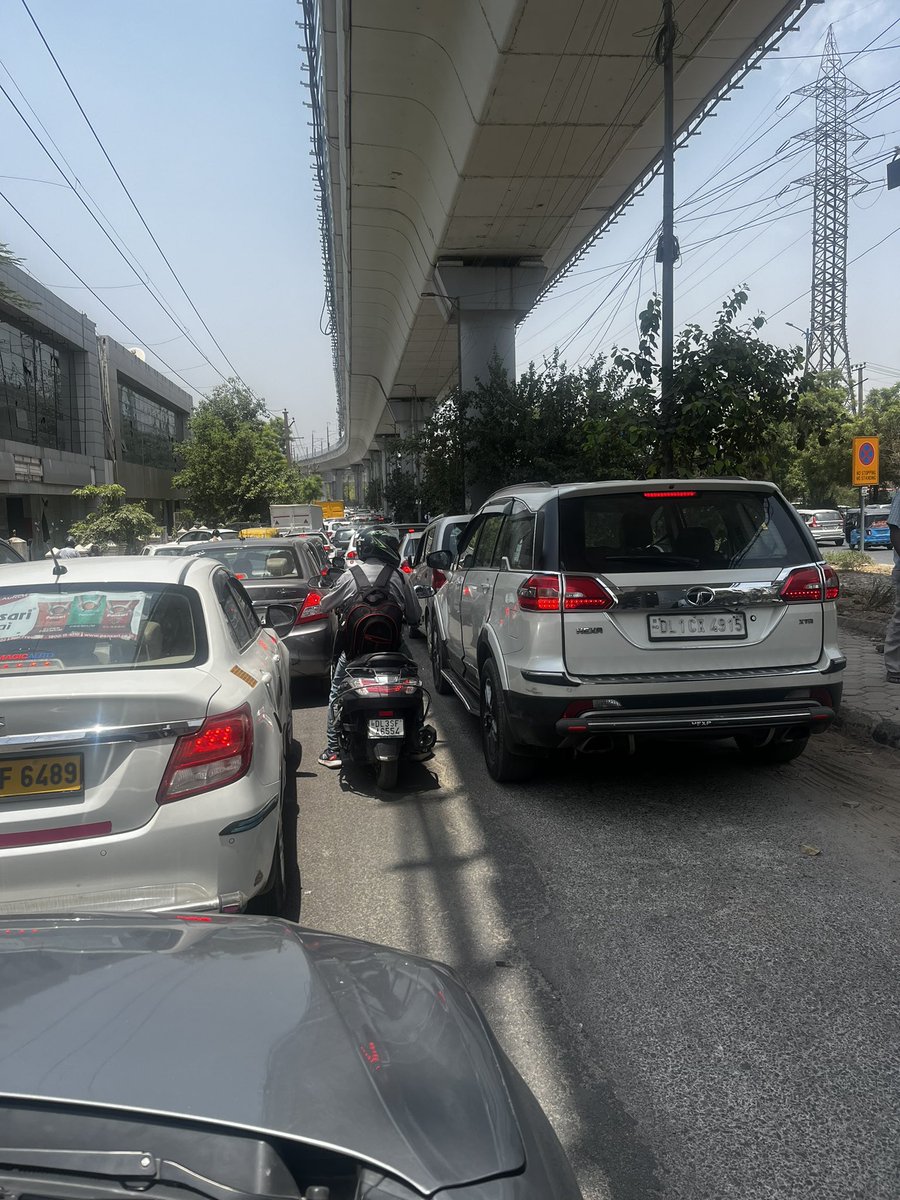 akki1875's tweet photo. @dtptraffic sarita vihar service lane for last 40 minutes..!! Please help..!! https://t.co/E0g84pQoKz