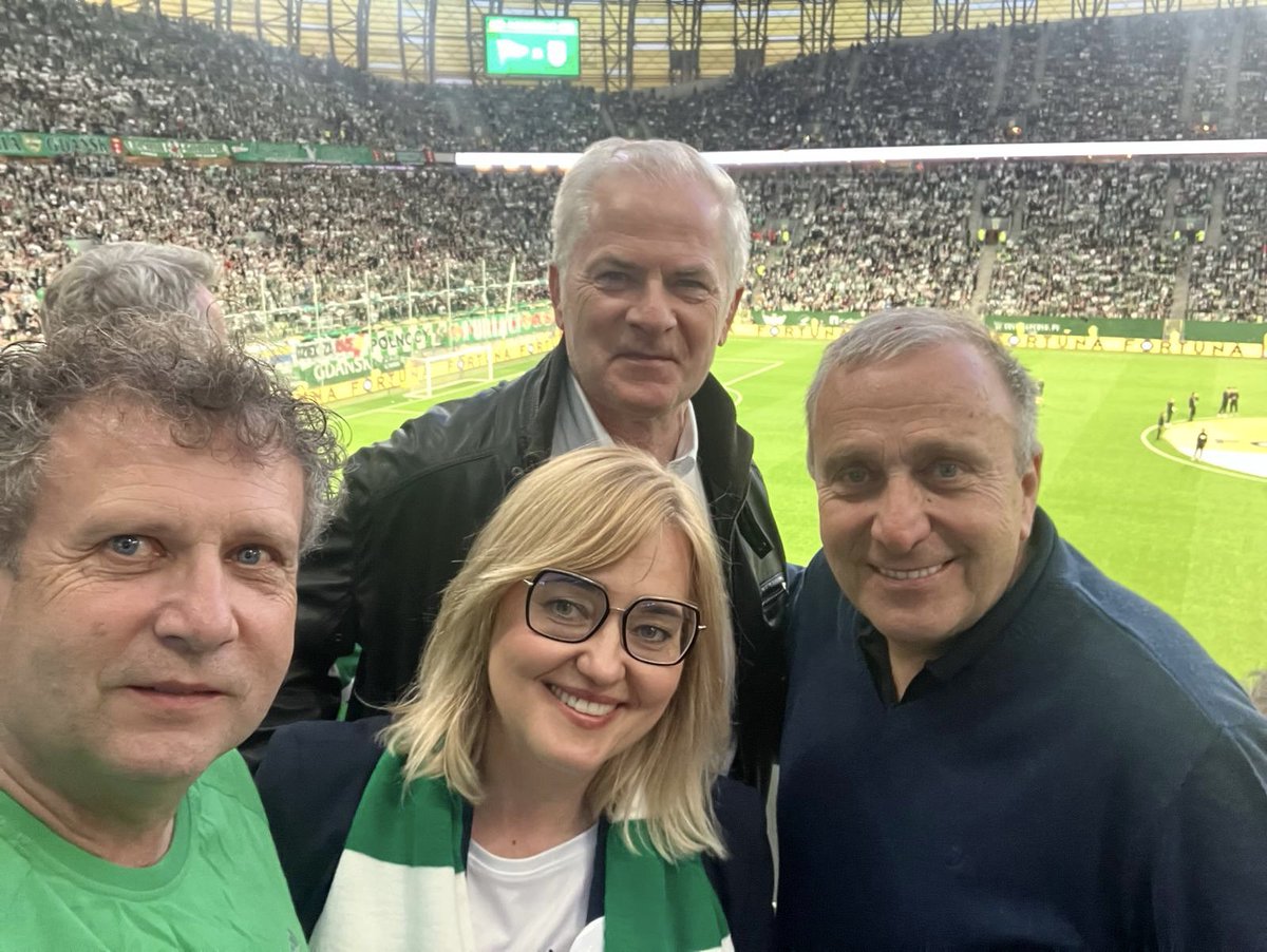 G_Schetyna's tweet image. Wczoraj z przyjaciółmi z #Gdańsk i #Sopot, ściskając kciuki i kibicując z całego serca. Śląsk &amp;amp; Lechia!⚽️ Gratuluję wygranej i awansu do ekstraklasy!

@Adamowicz_Magda @SlawomirRybicki @KarnowskiSopot
