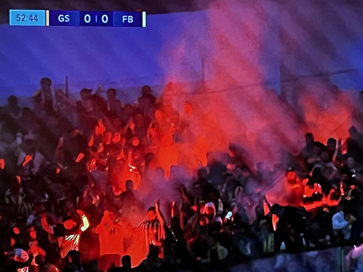 5-6 saat karşı eğlenceyi göze alıp oraya giden, 2 sene imzayı göze alıp dünü yaşatan; maç öncesi hababam makarası yapanlara 90'da güm güm güm giren herkese selam olsun. Sesi çıkanın... :)