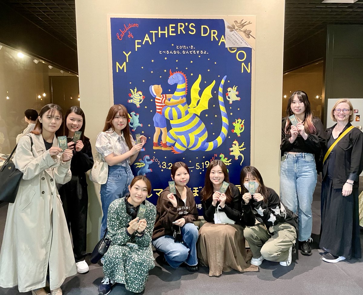 english_kc1948's tweet image. 5/19(日)、Jones先生３年生ゼミ８名が明石市立文化博物館で「エルマーのぼうけん展」🐉事前に原作『My Father&apos;s Dragon』も読んでじっくり鑑賞、カフェでおやつ🍰も食べて楽しい一日😃
#神戸女学院大学英文学科 #神戸女学院大学国際学部 #エルマーのぼうけん ＃myfathersdragon #明石市立文化博物館
