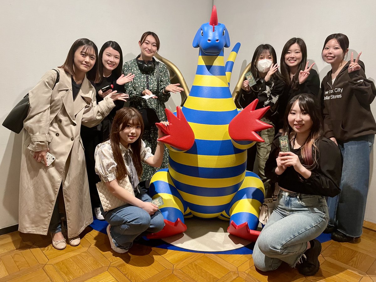 english_kc1948's tweet image. 5/19(日)、Jones先生３年生ゼミ８名が明石市立文化博物館で「エルマーのぼうけん展」🐉事前に原作『My Father&apos;s Dragon』も読んでじっくり鑑賞、カフェでおやつ🍰も食べて楽しい一日😃
#神戸女学院大学英文学科 #神戸女学院大学国際学部 #エルマーのぼうけん ＃myfathersdragon #明石市立文化博物館