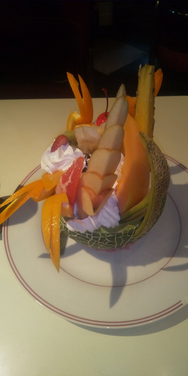 wolf_s128's tweet photo. @RinoShowroom 
今日食べて来たスイーツは
裏メニューでプリンアラモードを食べたよ。
フルーツがたっぷりで中には生クリームとバニラアイスが入っていて美味しかったけど胃もたれしちゃった

#裏メニュー
#プリンアラモード https://t.co/NeiBCpJp85
