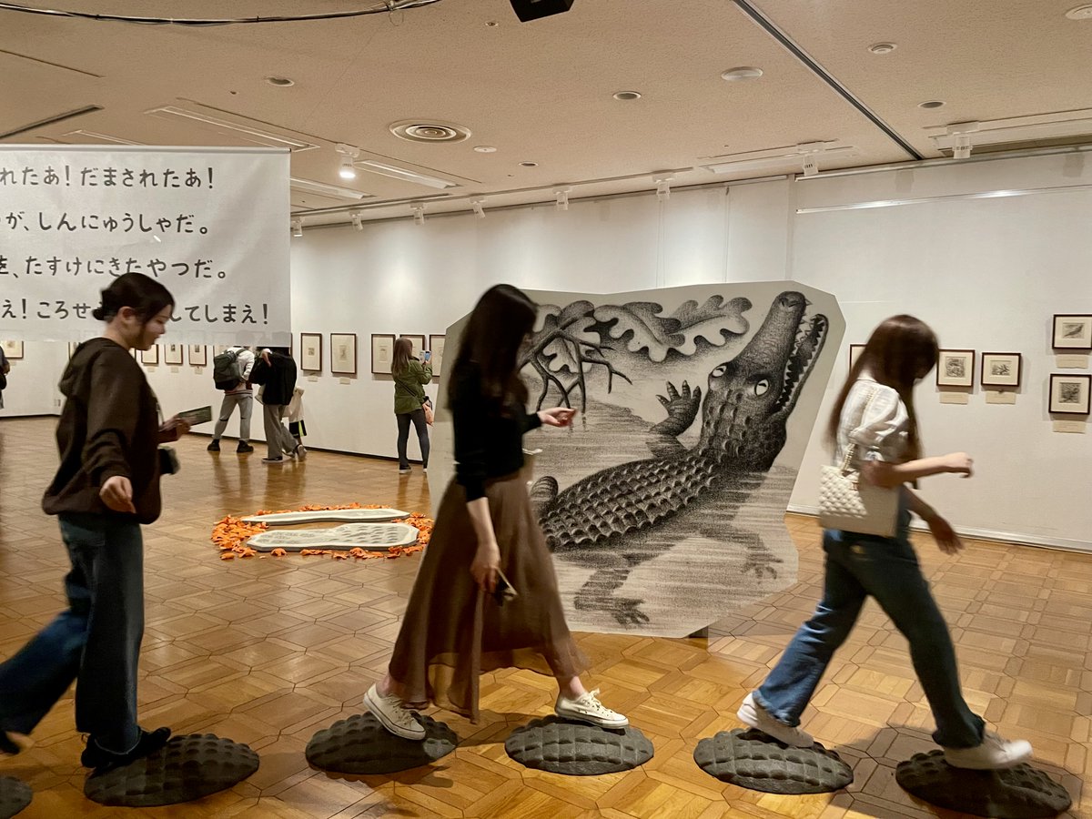 english_kc1948's tweet image. 5/19(日)、Jones先生３年生ゼミ８名が明石市立文化博物館で「エルマーのぼうけん展」🐉事前に原作『My Father&apos;s Dragon』も読んでじっくり鑑賞、カフェでおやつ🍰も食べて楽しい一日😃
#神戸女学院大学英文学科 #神戸女学院大学国際学部 #エルマーのぼうけん ＃myfathersdragon #明石市立文化博物館