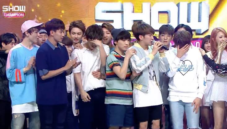 kyeomshu_uu's tweet photo. โwe are not the sameโ
yeah real shit because seventeen rose from the ground up and didnโt have the same privilege like your idols did.
they had no in-ears during their music show apperances, no matching outfits (just their own clothes), seungkwan went to diff variety shows to promote their group bc the company canโt, wwโs laptop and woozi learning garageband saved them, they almost didnt debut because the *news flash* the company is BANKRUPT.