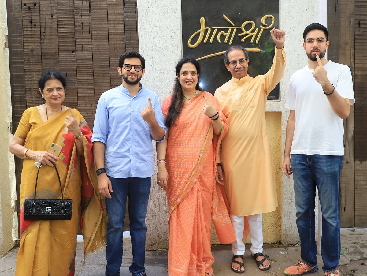 BIG BREAKING Uddhav Thackeray & family casted their votes for Congress candidate Varsha Gaikwad in Mumbai ⚡ This is perhaps the first time that the entire Thackeray family voted for Congress. That's the beauty of INDIA & the democracy 🔥 #LokSabhaElctions2024 #5thPhase