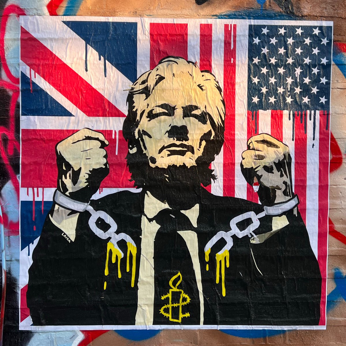 Inizia oggi l’udienza in cui si deciderà se Julian Assange avrà a disposizione altre opportunità di opporsi alla richiesta di estradizione negli Usa. Se estradato, rischia 175 anni di carcere. #FreeAssange 🖌️ 'Melt the Chains' - Laika | 20 maggio 2024 - Londra