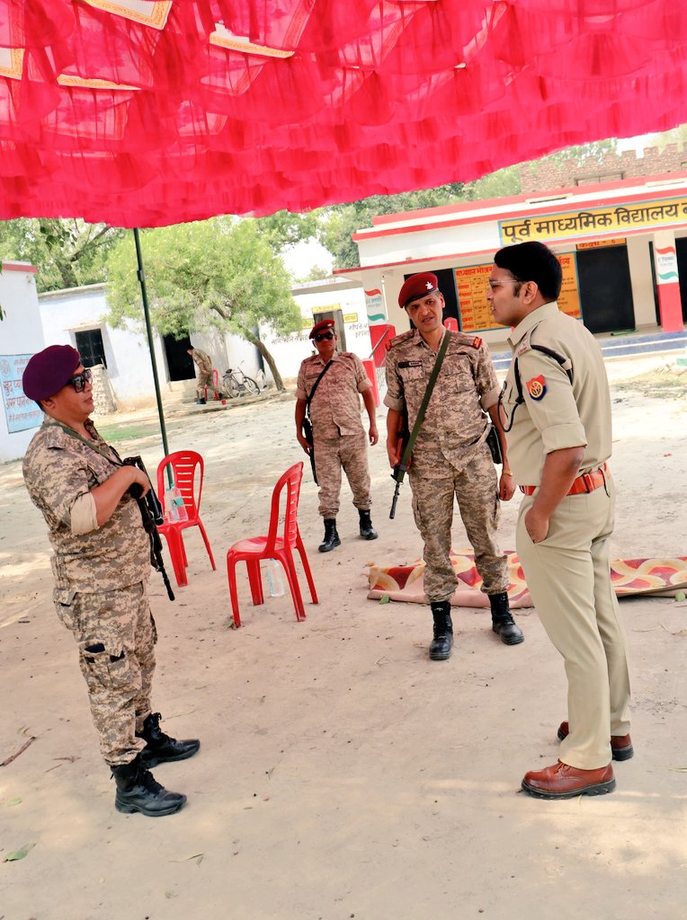 gondapolice's tweet photo. .@dmgonda2 श्रीमती नेहा शर्मा व #SPGonda श्री विनीत जायसवाल द्वारा लगातार भ्रमणशील रहकर विभिन्न मतदान केंद्रों  का किया जा रहा निरीक्षण- 
ड्यूटीरत अधिकारियों कर्मचारियों को दिए आवश्यक दिशा निर्देश:

शांतिपूर्ण व सकुशल मतदान प्रक्रिया जारी है। https://t.co/HXGUrrr6zy