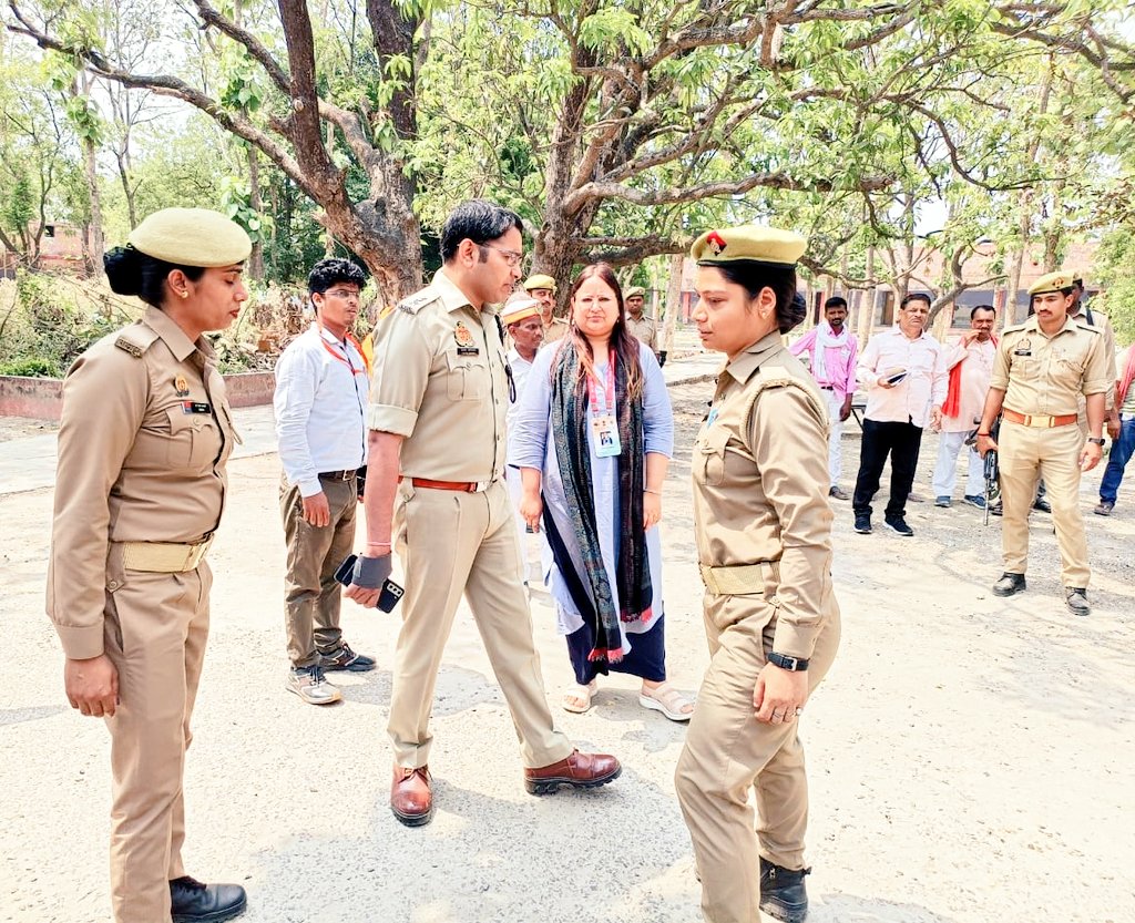 gondapolice's tweet photo. .@dmgonda2 श्रीमती नेहा शर्मा व #SPGonda श्री विनीत जायसवाल द्वारा लगातार भ्रमणशील रहकर विभिन्न मतदान केंद्रों  का किया जा रहा निरीक्षण- 
ड्यूटीरत अधिकारियों कर्मचारियों को दिए आवश्यक दिशा निर्देश:

शांतिपूर्ण व सकुशल मतदान प्रक्रिया जारी है। https://t.co/HXGUrrr6zy