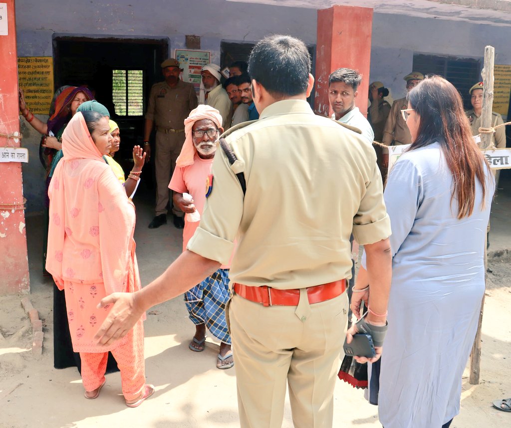gondapolice's tweet photo. .@dmgonda2 श्रीमती नेहा शर्मा व #SPGonda श्री विनीत जायसवाल द्वारा लगातार भ्रमणशील रहकर विभिन्न मतदान केंद्रों  का किया जा रहा निरीक्षण- 
ड्यूटीरत अधिकारियों कर्मचारियों को दिए आवश्यक दिशा निर्देश:

शांतिपूर्ण व सकुशल मतदान प्रक्रिया जारी है। https://t.co/HXGUrrr6zy