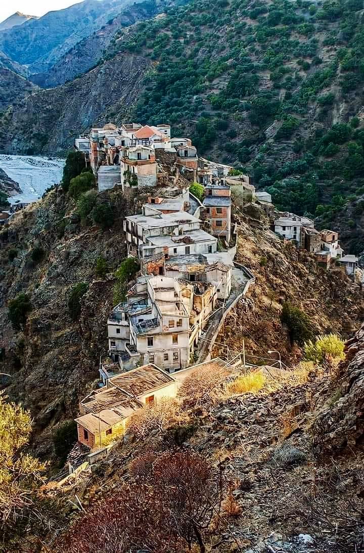Buongiorno a tutti, vi portiamo sulla Calabria grecanica, ecco il borgo fantasma di 𝗥𝗼𝗴𝗵𝘂𝗱𝗶 (RC) ❤️ 🇮🇹.
