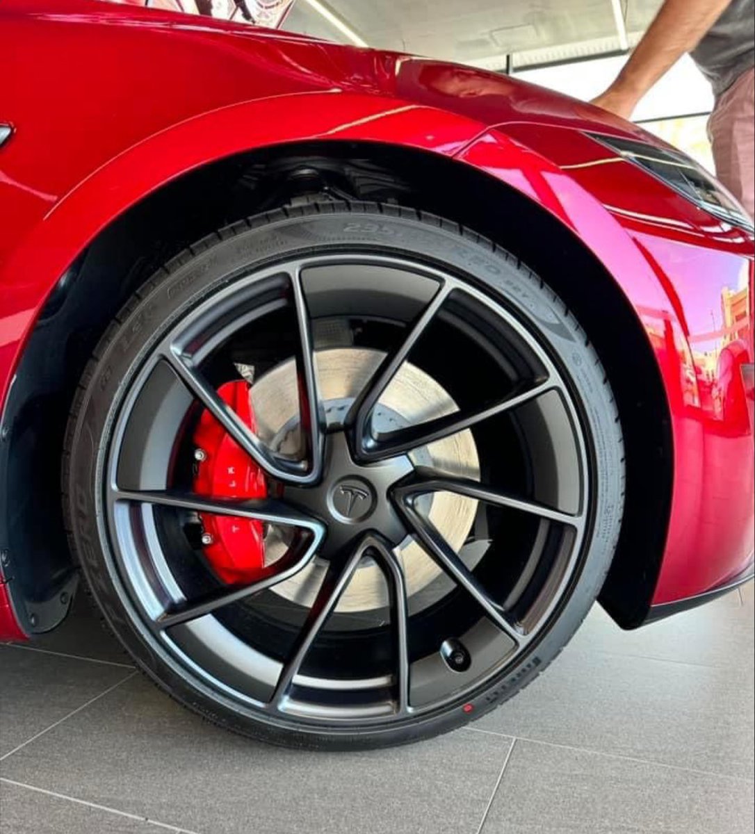 🔥Model 3 Performance 20” wheels🔥

Finally we can clearly see the brand new M3P wheels without the long 💩 areos!🔥👀

As I said since day 1, this will be my choice and it looks SO COOL, giving space to the new calipers🔥⚡️

#tsla #tesla #model3performance #ludicrous #highland