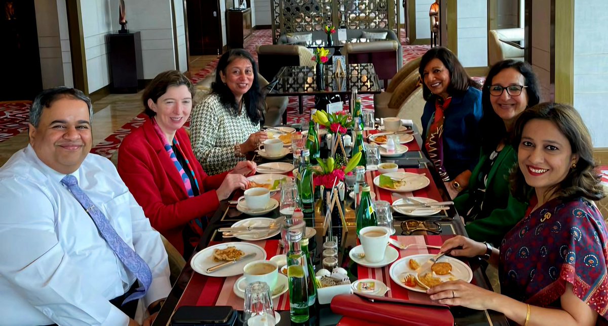 🇬🇧 High Commissioner-designate @Lindy_Cameron and Deputy High Commissioner @chandruiyer met Biocon chief @kiranshaw, Revolut India chief @paromaspeaks and Diageo India chief Hina Nagarajan over breakfast and chat about #Bengaluru’s dynamic business ecosystem.