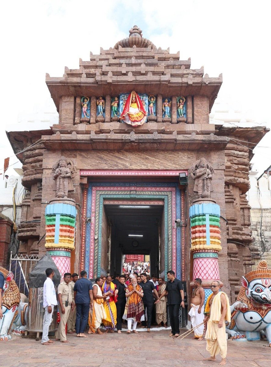 पीएम श्री @narendramodi की पुरी, ओडिशा में श्री जगन्नाथ मंदिर की यात्रा की एक झलक।