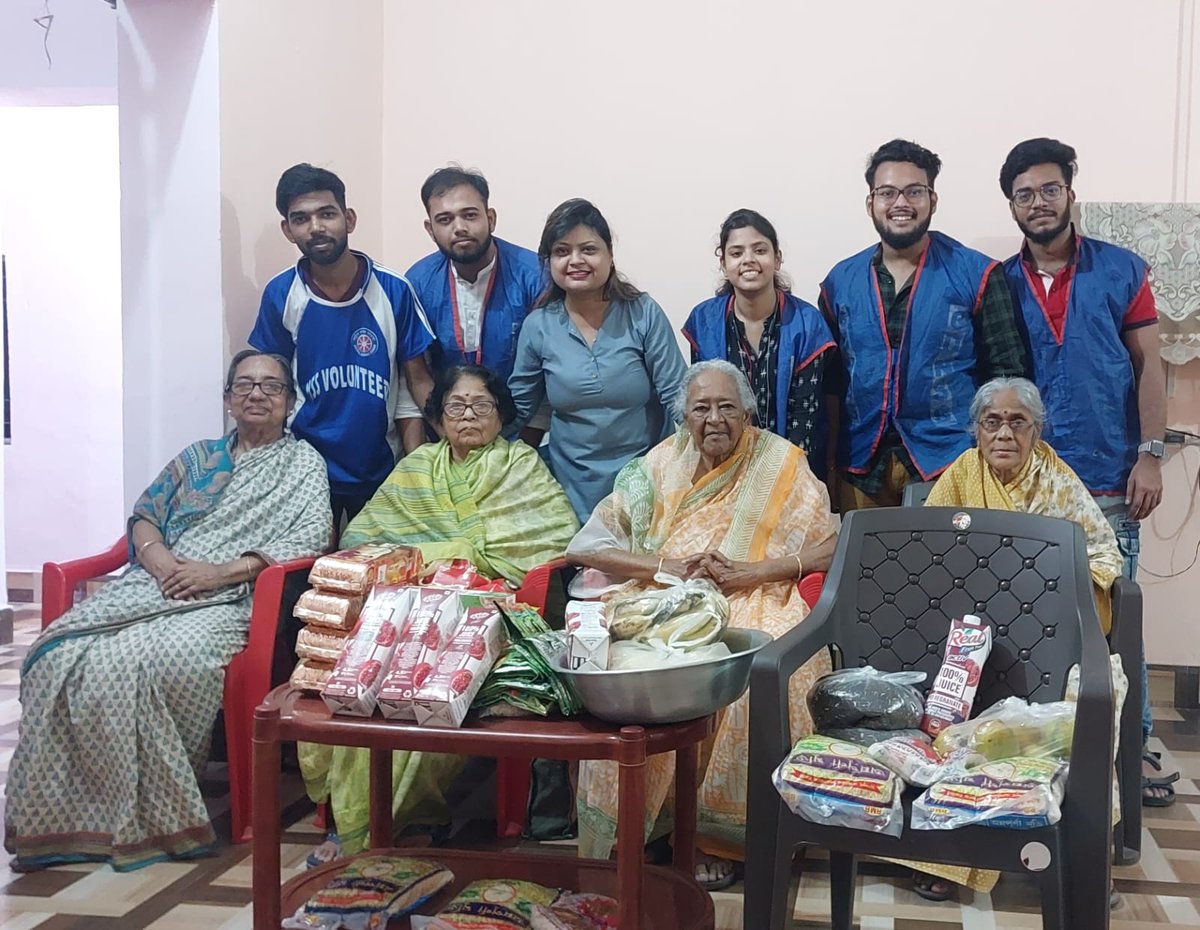 NSS Unit of Charuchandra College celebrated World Mother's Day with the mother's of Shanti Nivash *Old-age home. NSS Volunteers distributed Biscuits, Tea, Juices Pastes, and Fruits to themselves. @ianuragthakur @NisithPramanik @YASMinistry @_NSSIndia