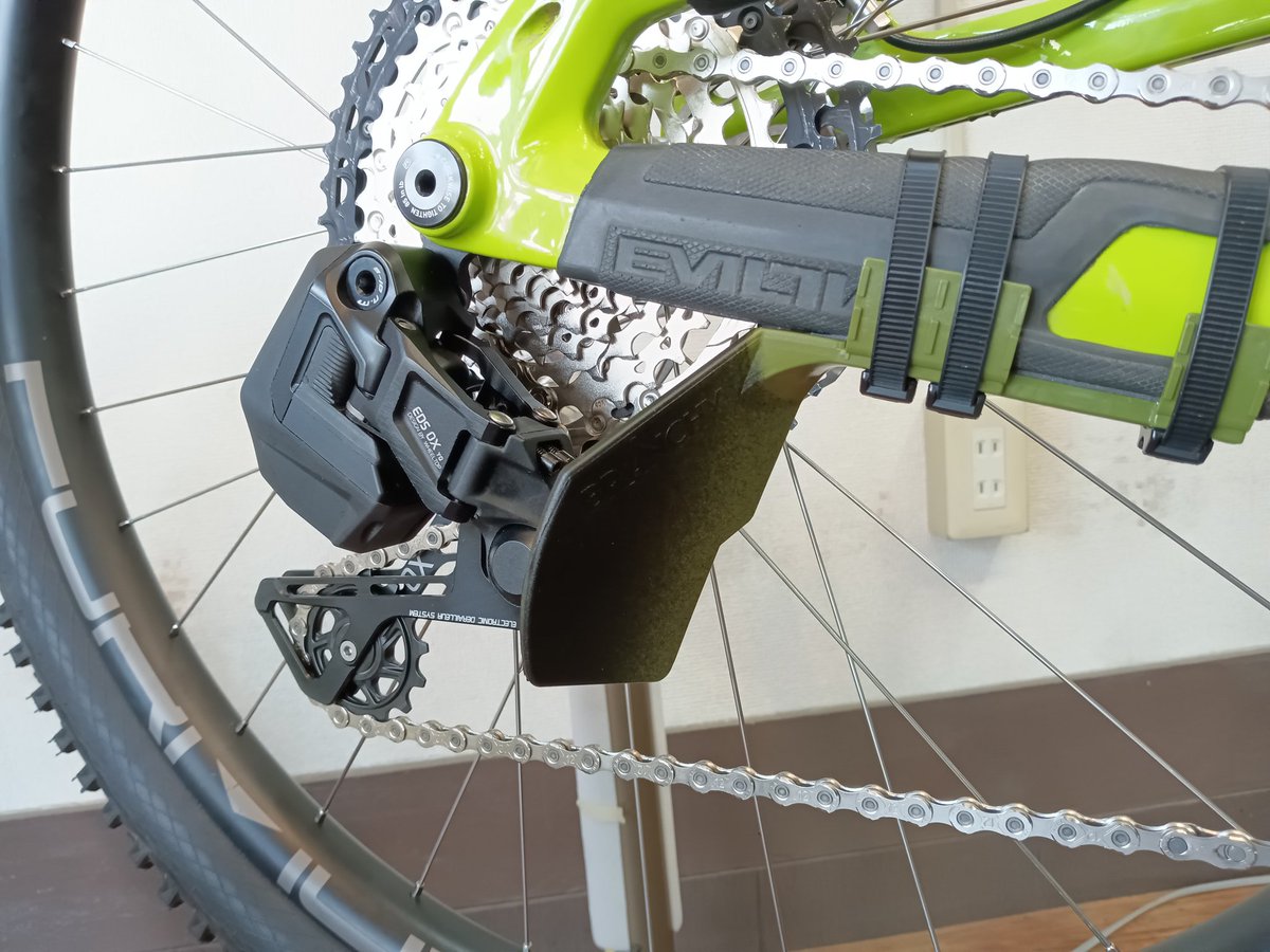 BikeshopFresh's tweet photo. 話題の電動コンポ
Wheeltop EDSを店長バイクにインストールしました!
店頭にて実際に触って頂けます!
こっそり取り扱いを開始していた@OVERRIDES_MTB様の、branchyprotectionも装着しました。
障害物からリアディレイラーを保護する優れモノです。
#Wheeltop
#EDS
#branchyprotection
#yurisbuzz https://t.co/nlqGKIrzCu