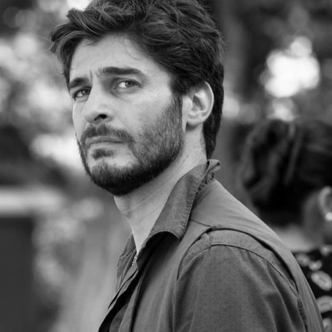 Antonio79B's tweet image. "Sorridere significa abbassare le difese. Ridere può essere un segno di abbandono, ma anche di aggressione. Il sorriso è un’altra cosa: un tradimento in volontario dell’immagine che abbiamo di noi stessi".

#Auguri a @LinoGuanciale, nato oggi nel 1979.

@RoundRobined.

#21maggio.