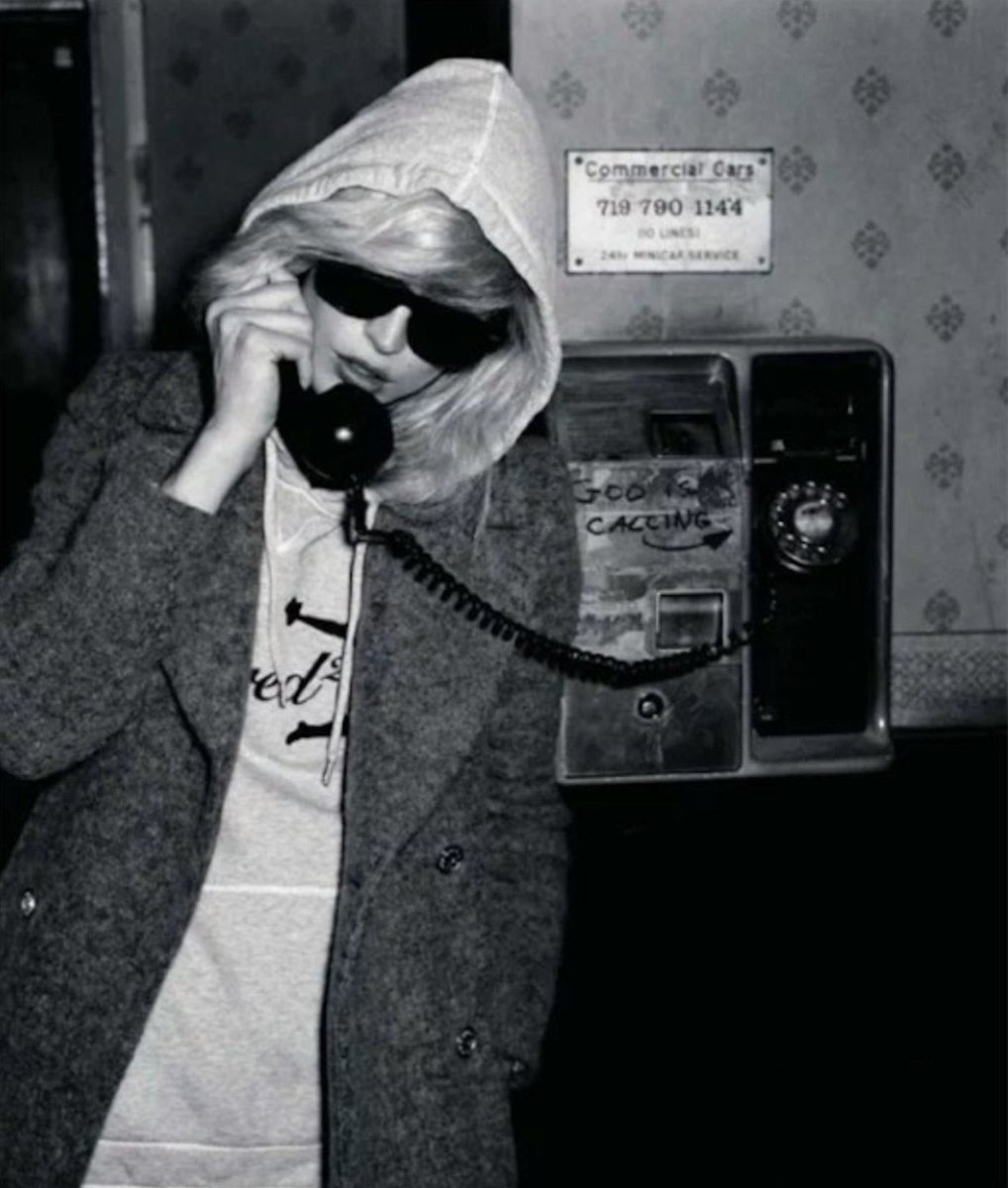Happy Monday to my Twitter family 🖤 Debbie's hanging on the telephone, and sorry she can't be with us + wants us all to have a great week! 🖤 #DebbieHarry #Blondie @NewWaveAndPunk @phatalstu @picturethis74 @___Hayley_8___ @Philak282 @FatOldAnarchist @andreag67 📸unknown