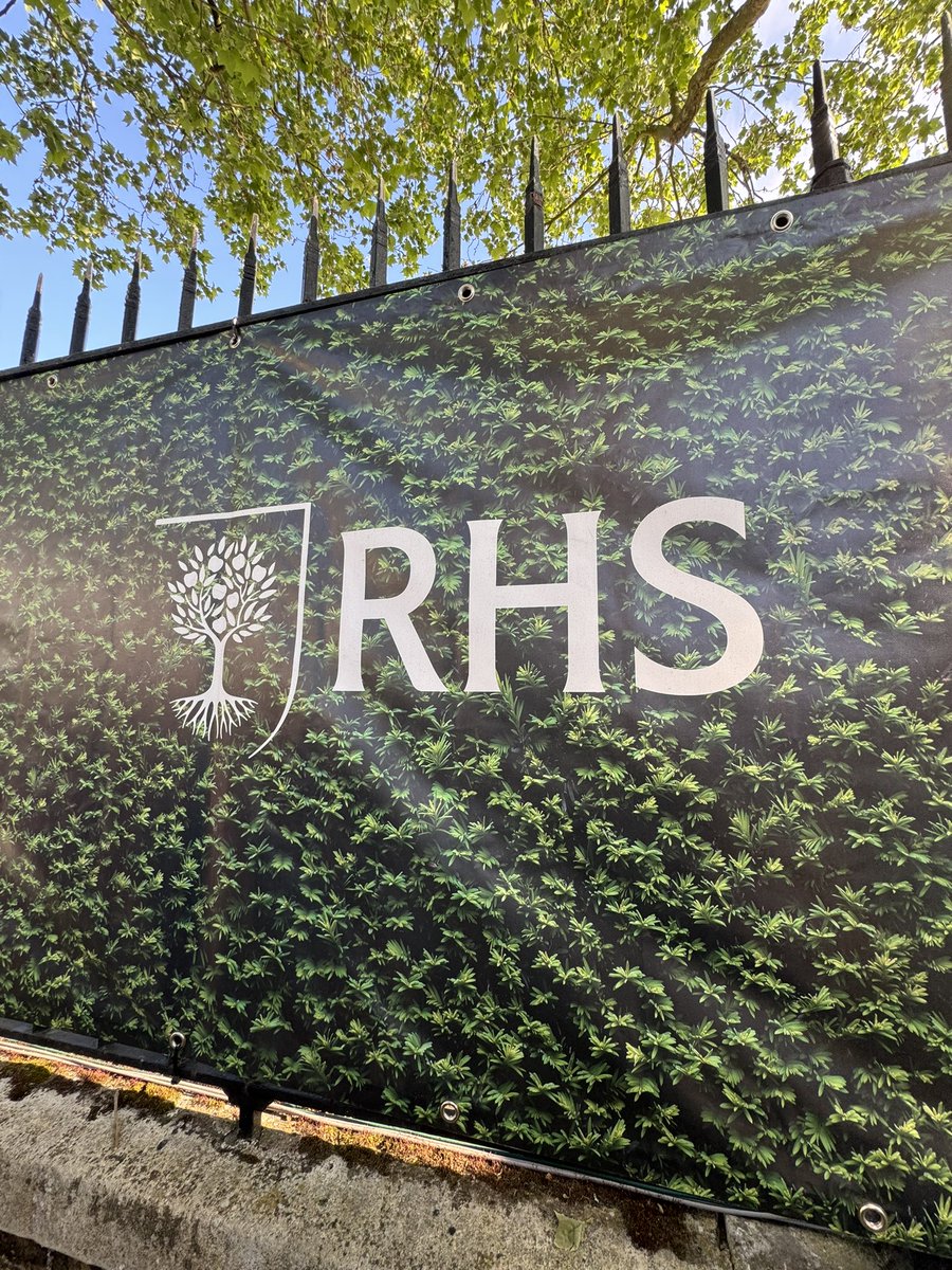 Today we are at @The_RHS Chelsea Flower Show 2024. 💐 #ChildrenwithCancerUK #RainesRepurposed #RainesRetreat