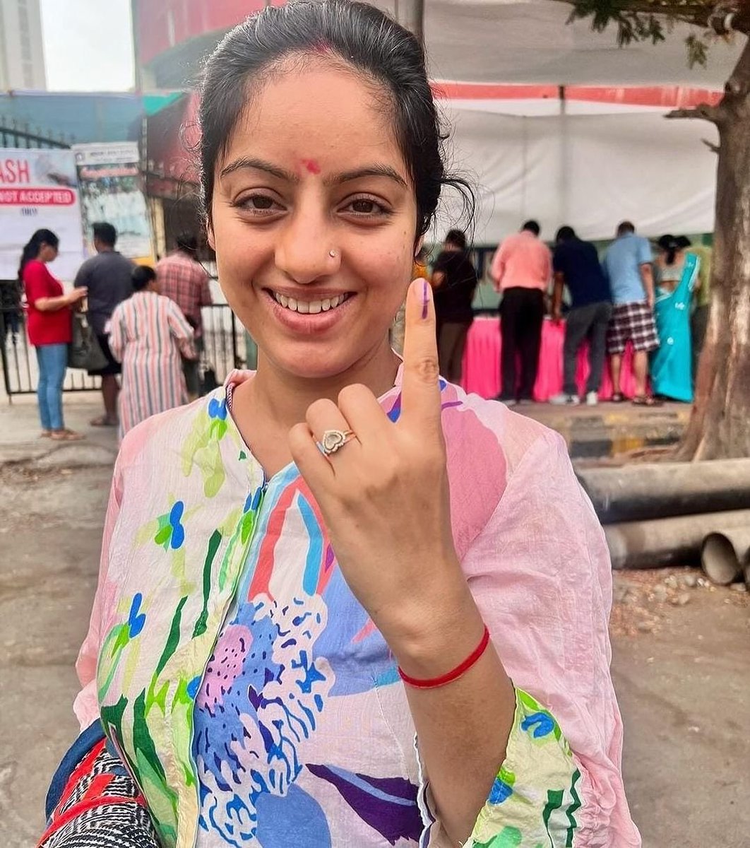 Hina Khan and Deepika Singh casts their vote! 🙌🏻
Urges citizens to take on responsibility of voting for the country!
@eyehinakhan 

#HinaKhan #DeepikaSingh #Elections